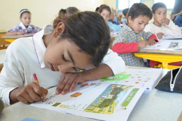 Graphique montrant la diminution du décrochage scolaire au Maroc entre 2000 et 2023