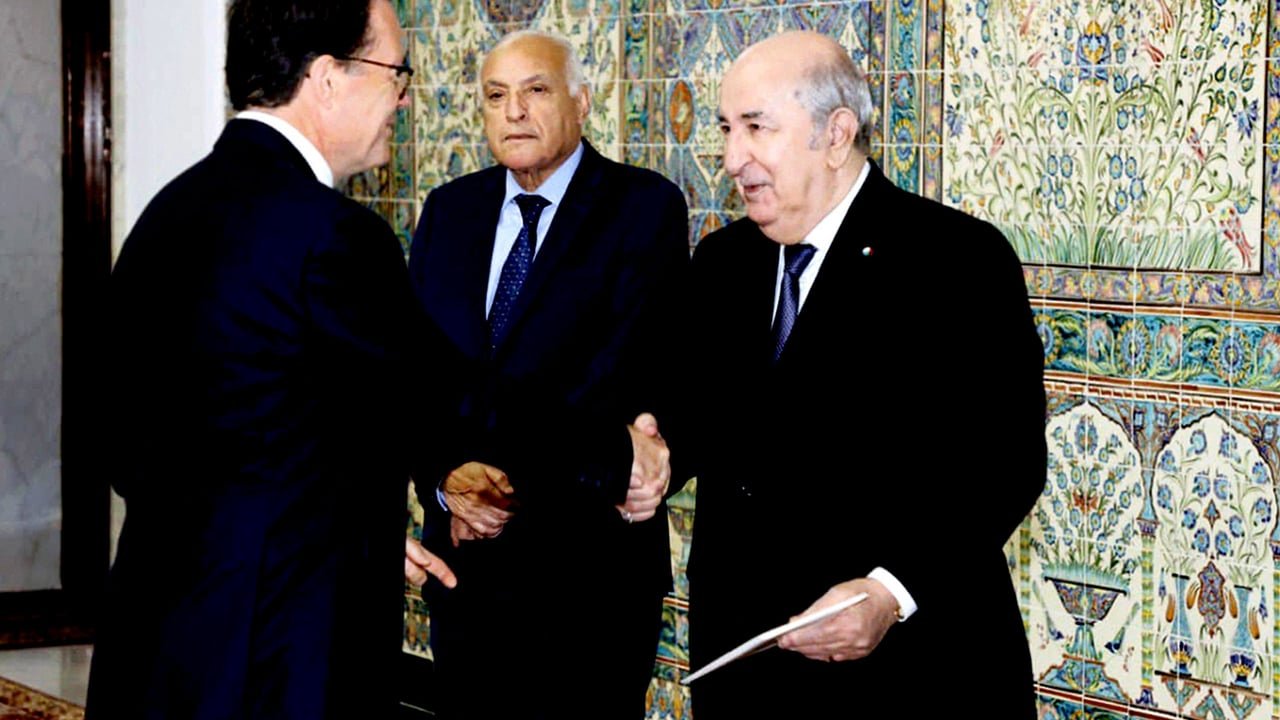 Le président algérien Abdelmadjid Tebboune serrant la main du ministre français de l'Intérieur Laurent Nuñez, un signe de rapprochement diplomatique.