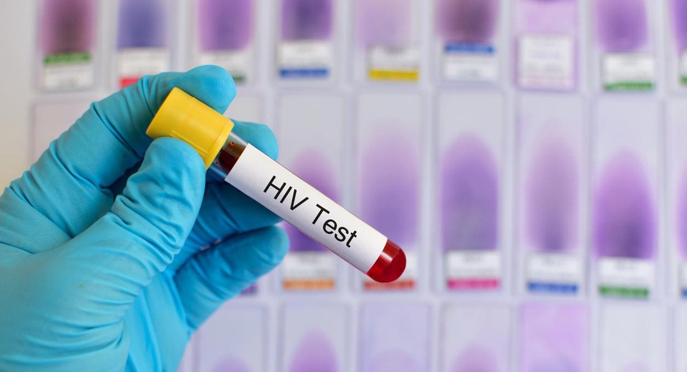 Une personne utilisant une application mobile sur un smartphone, avec des icônes représentant la santé et la géolocalisation en arrière-plan, symbolisant le dépistage du VIH et des hépatites au Maroc.