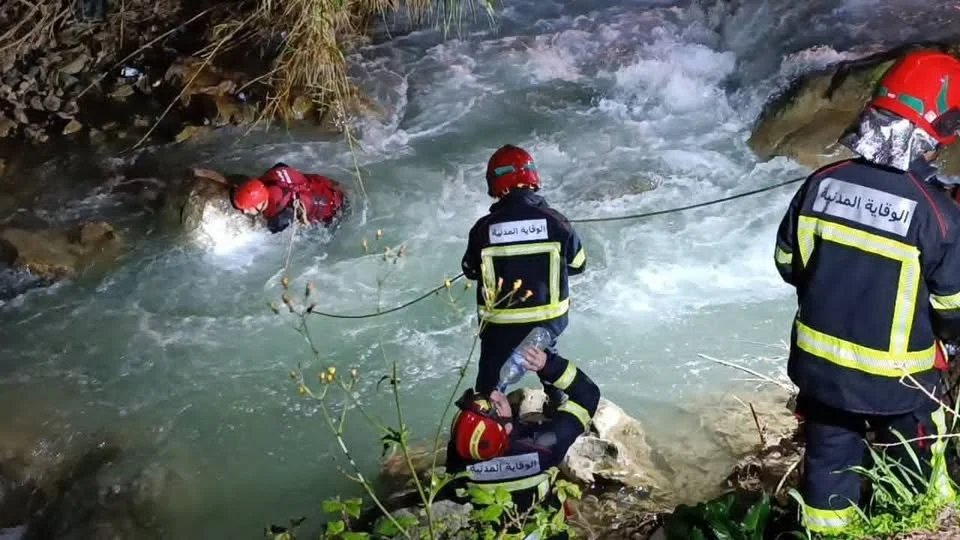 Une image symbolisant la disparition d'un enfant, peut-être une silhouette ou un objet d'enfant laissé seul, avec un fond flou pour évoquer l'incertitude et l'inquiétude.