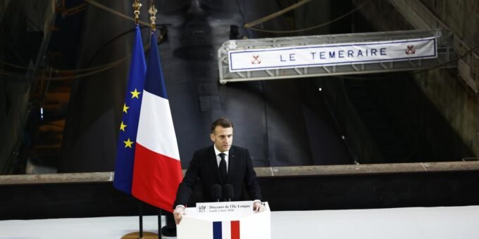 Dissuasion Nucléaire : Macron Ouvre un Bouclier Français à l'Europe 7 Le président Emmanuel Macron prononce un discours sur la dissuasion nucléaire française devant un public européen.