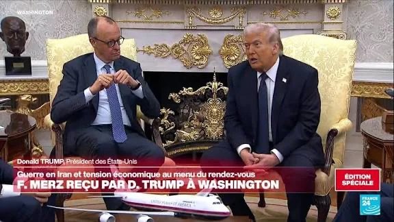 Donald Trump menaçant de couper les relations commerciales avec l'Espagne lors d'une conférence de presse à la Maison-Blanche.