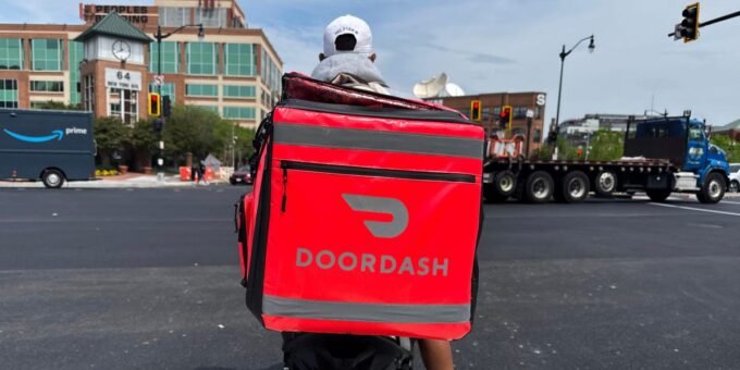 Fueling the Fleet: DoorDash Steps Up with Gas Relief for Drivers Amid Soaring Prices 7 A DoorDash delivery driver filling up a car with gas, with the DoorDash logo visible.