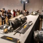 Débris de drones et de missiles iraniens éparpillés sur le sol à Abou Dhabi, symbolisant la menace aérienne.