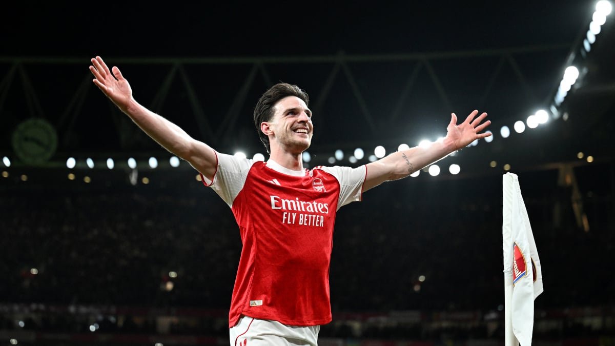 EFL Cup Final: Arsenal vs. Manchester City – Your Free Global Streaming Guide 3 Arsenal and Manchester City players battling for possession on the pitch at Wembley Stadium during the EFL Cup final.