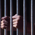 Marteau de justice et documents officiels, symbolisant la condamnation de trois Moqadems pour faux en écriture publique et corruption à El Jadida.