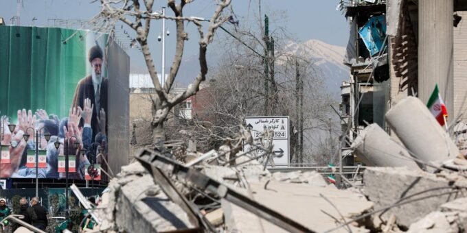 Image illustrant le conflit au Moyen-Orient, avec des éléments symbolisant l'Iran, Israël et les tensions régionales.