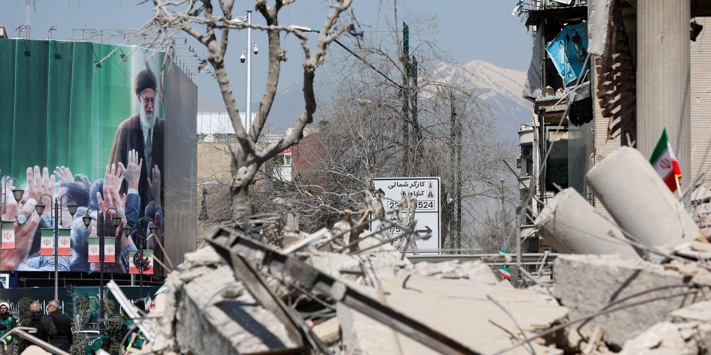 Image illustrant le conflit au Moyen-Orient, avec des éléments symbolisant l'Iran, Israël et les tensions régionales.