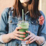 A brain graphic with a sugar substitute packet, symbolizing the link between sweeteners and brain health.
