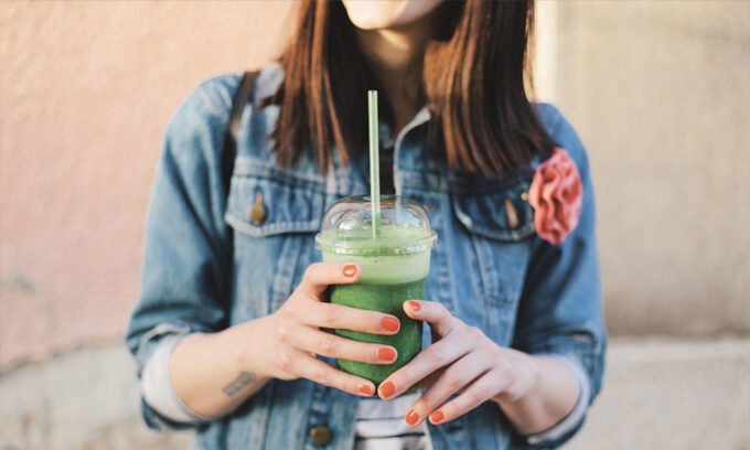 Beyond Sweet: New Research Links Common Sugar Substitute Erythritol to Brain Health Risks 11 A brain graphic with a sugar substitute packet, symbolizing the link between sweeteners and brain health.