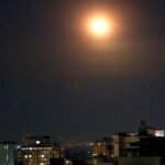 Une roquette iranienne explose dans le ciel de Netanya, Israël, lors d'un barrage de missiles.