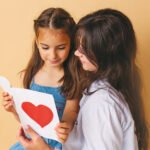 Un enfant souriant et confiant, symbolisant l'amour de soi et une estime personnelle saine.