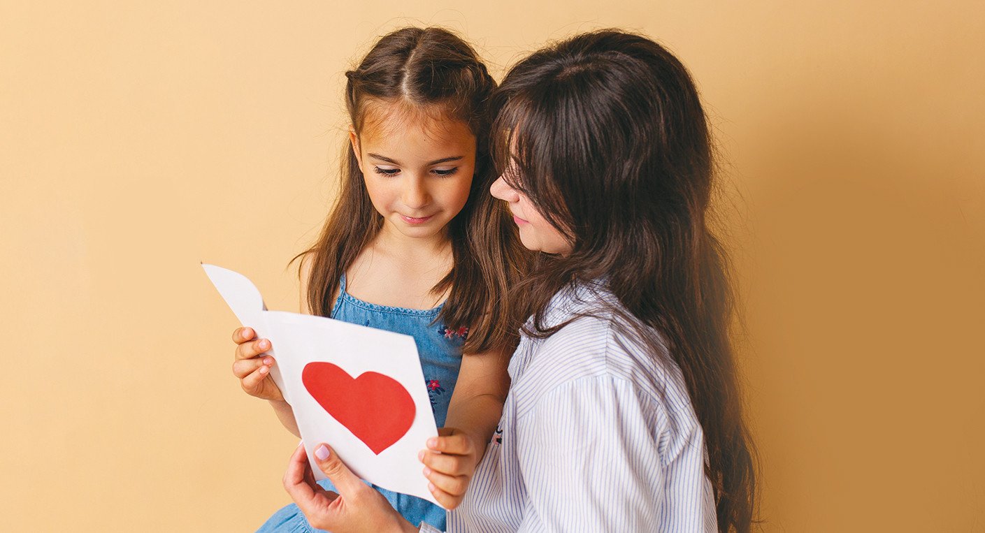 Un enfant souriant et confiant, symbolisant l'amour de soi et une estime personnelle saine.