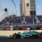 Une Formule 1 sur la piste, symbolisant la course automobile et les défis du calendrier.