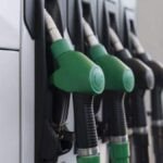 Une pompe à essence affichant des prix en hausse au Maroc, symbolisant la flambée des carburants.