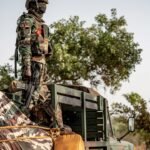 L'Ouest Africain face au péril jihadiste : la CEDEAO déploie sa force d'intervention de 2 000 hommes 4 Un soldat sénégalais monte la garde sur un site minier artisanal en cours de fermeture près de la frontière malienne, dans la région de Kédougou, le 11 mai 2025 (illustration).