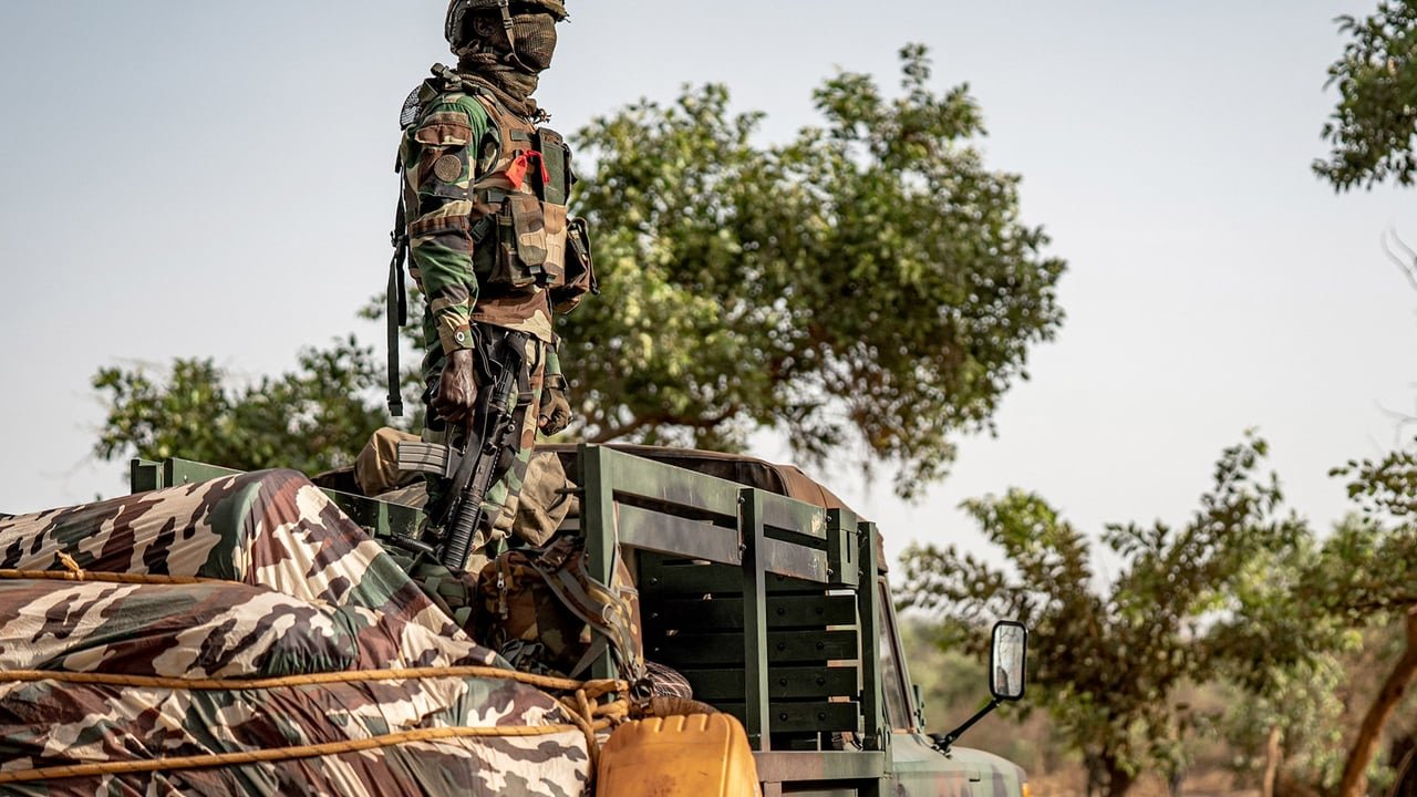Un soldat sénégalais monte la garde sur un site minier artisanal en cours de fermeture près de la frontière malienne, dans la région de Kédougou, le 11 mai 2025 (illustration).