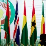 Des drapeaux des pays membres de la Cedeao sont alignés à l'intérieur de la villa présidentielle du Nigeria, lors d'une session extraordinaire des chefs d'État et de gouvernement de l'organisation à Abuja, le 24 février 2024.