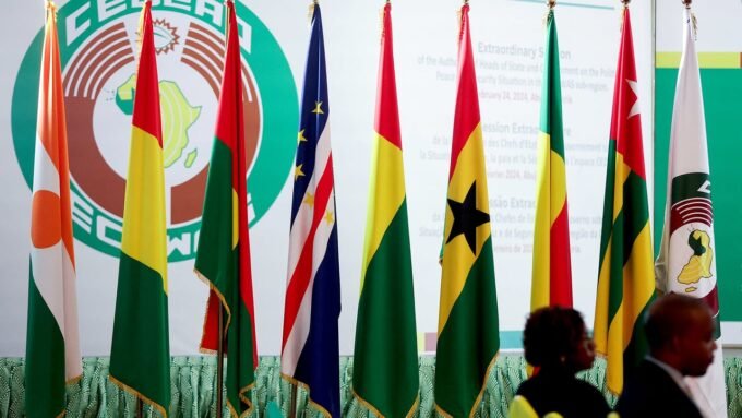 Des drapeaux des pays membres de la Cedeao sont alignés à l'intérieur de la villa présidentielle du Nigeria, lors d'une session extraordinaire des chefs d'État et de gouvernement de l'organisation à Abuja, le 24 février 2024.