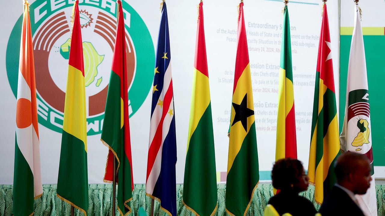 Des drapeaux des pays membres de la Cedeao sont alignés à l'intérieur de la villa présidentielle du Nigeria, lors d'une session extraordinaire des chefs d'État et de gouvernement de l'organisation à Abuja, le 24 février 2024.