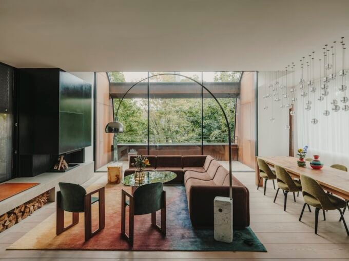 Luxurious interior of a Frankfurt penthouse featuring Kambala wood paneling and modern design by Holzrausch.