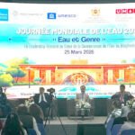 Gouvernance de l'eau : Les femmes, actrices invisibles de la décision 2 Femme puisant de l'eau dans un puits, symbolisant le rôle central des femmes dans la gestion de l'eau et leur absence des sphères décisionnelles.