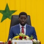 Le Président Bassirou Diomaye Faye s'adressant à la nation lors d'un discours officiel, symbolisant la position gouvernementale face à la crise.