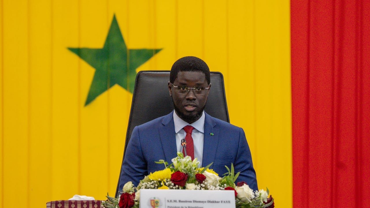 Sénégal : les coupes dans les salaires des enseignants en grève sont légales, affirme le gouvernement 3 Le Président Bassirou Diomaye Faye s'adressant à la nation lors d'un discours officiel, symbolisant la position gouvernementale face à la crise.