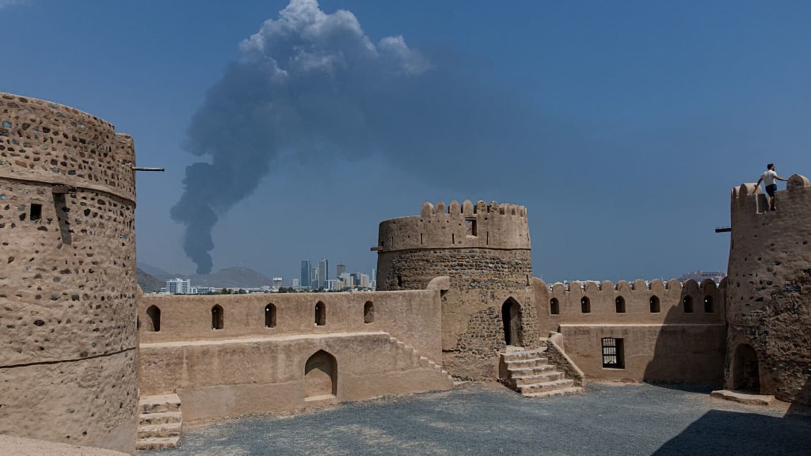 Smoke rises from an industrial zone in Fujairah, UAE, after a drone interception, illustrating the ongoing conflict in the Gulf region.