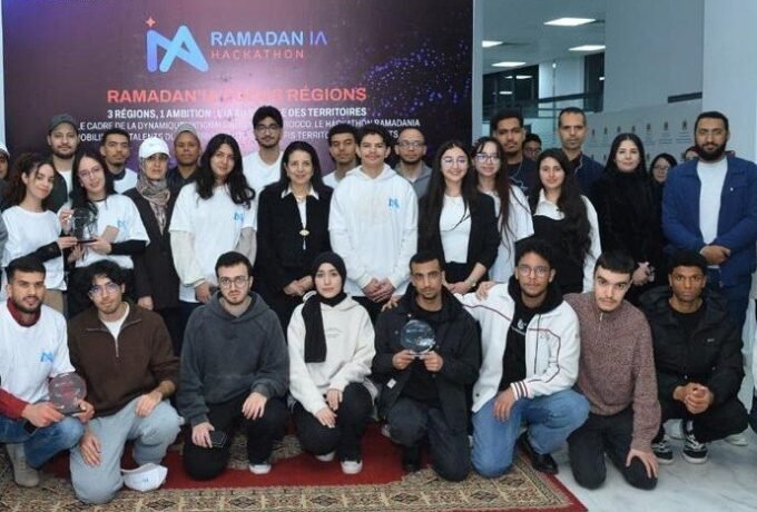 La ministre de la Transition numérique, Amal El Fallah Seghrouchni, en compagnie des lauréats du Hackathon RamadanIA à Tanger, célébrant l'innovation marocaine en intelligence artificielle.