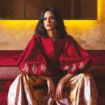 Hiba Bennani: L'Étoile Marocaine qui Redéfinit les Rôles Féminins à l'International 6 Hiba Bennani, actrice marocaine, posant avec élégance dans un caftan en brocard, symbolisant son parcours entre le cinéma marocain et les productions internationales.