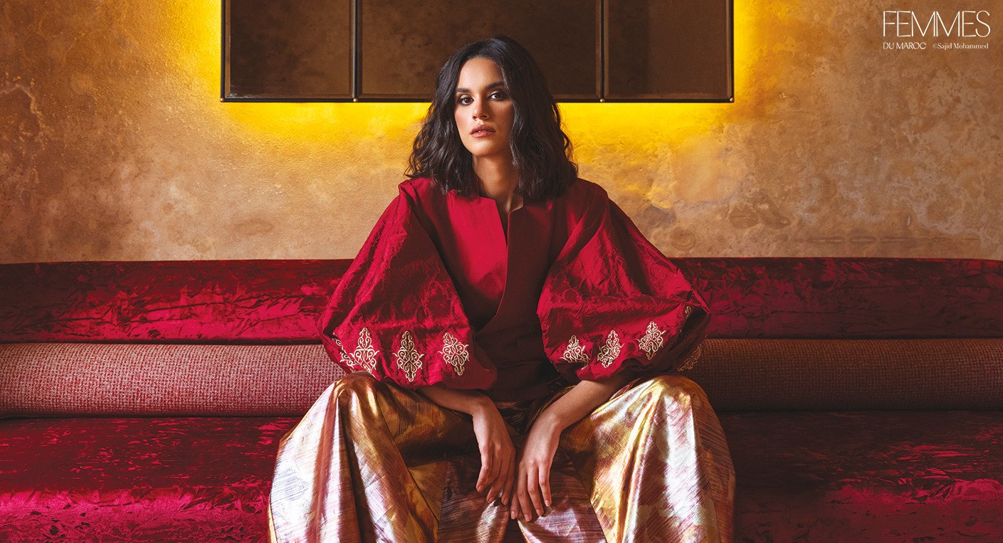 Hiba Bennani: L'Étoile Marocaine qui Redéfinit les Rôles Féminins à l'International 3 Hiba Bennani, actrice marocaine, posant avec élégance dans un caftan en brocard, symbolisant son parcours entre le cinéma marocain et les productions internationales.