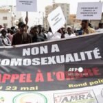 Manifestation à Dakar le 23 mai 2025, où des personnes réclament la criminalisation de l'homosexualité, reflétant le débat actuel au Sénégal sur les 'actes contre-nature'.