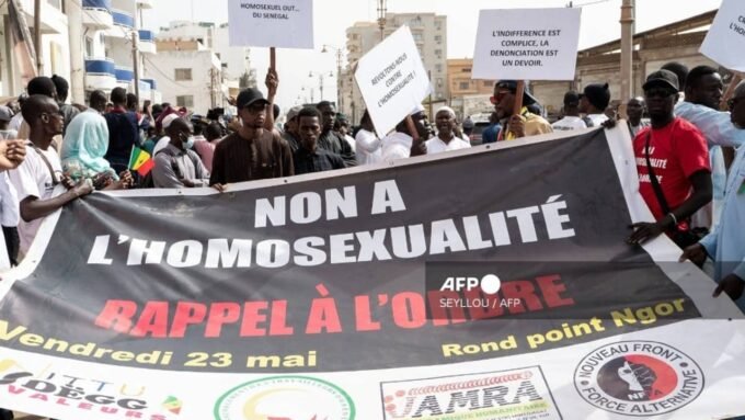 Manifestation à Dakar le 23 mai 2025, où des personnes réclament la criminalisation de l'homosexualité, reflétant le débat actuel au Sénégal sur les 'actes contre-nature'.