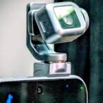 Un smartphone Honor avec un bras robotique et une caméra intégrés, illustrant l'innovation du Robot Phone.