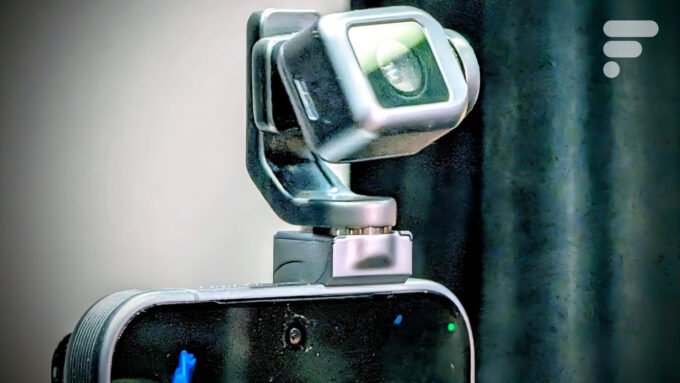 Un smartphone Honor avec un bras robotique et une caméra intégrés, illustrant l'innovation du Robot Phone.