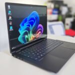 Ordinateur portable hybride HP OmniBook X Flip 14 avec écran OLED, en mode tablette et PC, affichant une interface moderne.