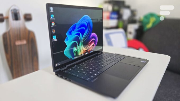 Ordinateur portable hybride HP OmniBook X Flip 14 avec écran OLED, en mode tablette et PC, affichant une interface moderne.