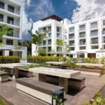 Graphique illustrant la hausse des prix immobiliers au Maroc en 2025, avec des flèches montantes et des silhouettes de bâtiments modernes et traditionnels.