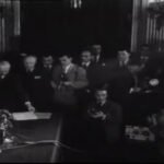 Photo d'archives de Mohammed V et Guy Mollet signant les accords d'indépendance du Maroc à Paris en 1956.