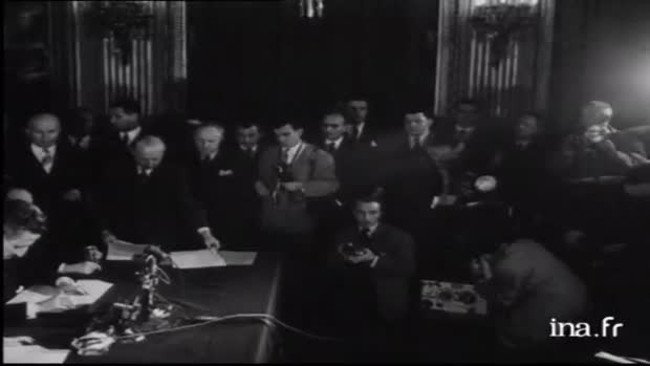 L'Éclipse du 2 Mars 1956 : Plongée au Cœur de l'Indépendance Oubliée du Maroc 7 Photo d'archives de Mohammed V et Guy Mollet signant les accords d'indépendance du Maroc à Paris en 1956.