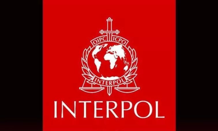 La police marocaine interpelle deux fugitifs recherchés par Interpol, un Sénégalais à Aït Amira et un Français à Casablanca.