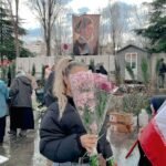 Préparatifs de Norouz à Téhéran en 2026, avec des montagnes en arrière-plan, sous le signe de l'inquiétude et du conflit.