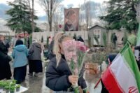 Préparatifs de Norouz à Téhéran en 2026, avec des montagnes en arrière-plan, sous le signe de l'inquiétude et du conflit.