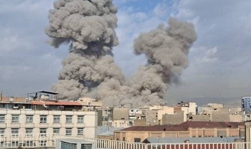 Triple Alliance Contre Téhéran : L'Europe Prête à l'Action Défensive pour Démanteler l'Arsenal Iranien 3 Leaders européens (Macron, Scholz, Sunak) discutant de la stratégie de défense contre l'Iran.