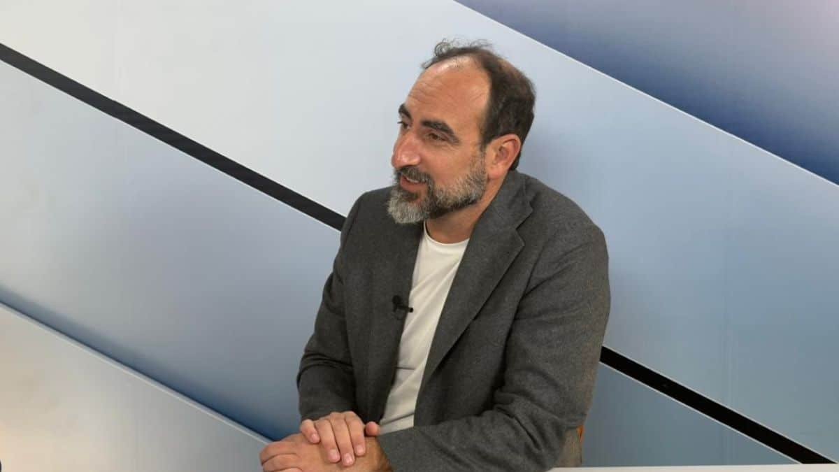 Moulay Ahmed Alami, fondateur de Sevenpm et producteur de Jazzablanca, lors de l'émission "Le 12/13" de Médias24, discutant de l'industrie culturelle au Maroc.