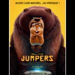 Affiche du film «Jumpers» montrant une jeune fille et un castor robot dans une forêt luxuriante, symbolisant l'aventure et la connexion avec la nature.
