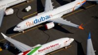 Avions Boeing 737 MAX de flydubai et de Royal Air Maroc sur un tarmac, symbolisant la perturbation du transport aérien africain due à la crise au Moyen-Orient.