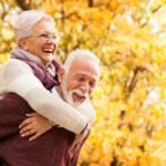 Un groupe de seniors souriants et actifs, utilisant des technologies modernes, symbolisant le dynamisme de la silver economy.