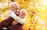 Un groupe de seniors souriants et actifs, utilisant des technologies modernes, symbolisant le dynamisme de la silver economy.